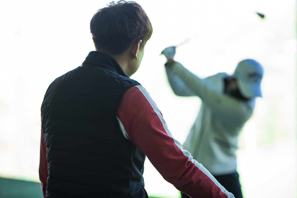 golf mindset coach observes player